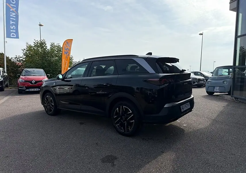 Peugeot 5008 Hybrid noir vue 3/4 arrière droit, jantes alu et becquet arrière visibles en extérieur.