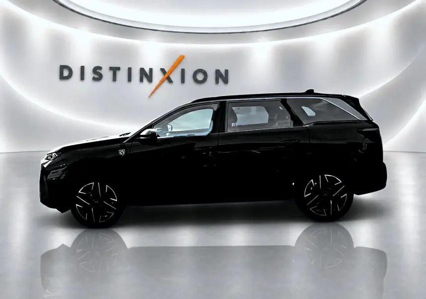 Profil côté gauche du Peugeot 5008 Hybrid 145 GT e-dcs6 noir, avec jantes alu et silhouette élancée en studio.