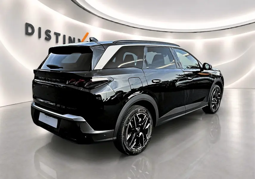 Peugeot 5008 Hybrid 145 GT noir, vue 3/4 arrière droit, avec jantes alu noires et toit contrasté blanc.