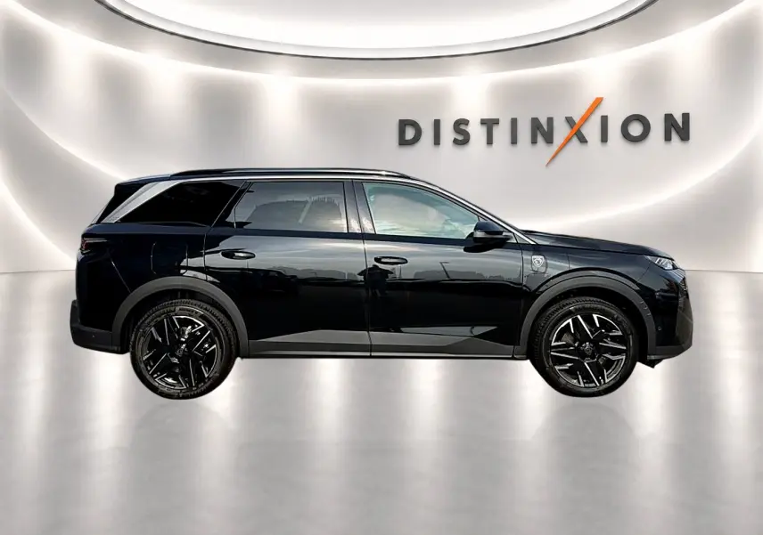 Profil droit du Peugeot 5008 Hybrid 145 GT noir brillant avec jantes alu noires et vitres surteintées.