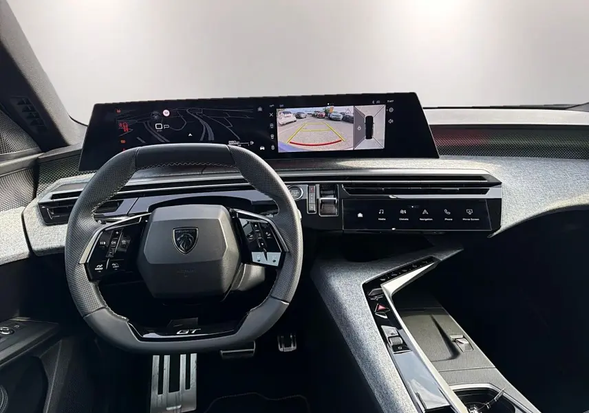 Vue intérieure du tableau de bord du Peugeot 5008 Hybrid 145 GT avec volant cuir multifonction et écran tactile large.