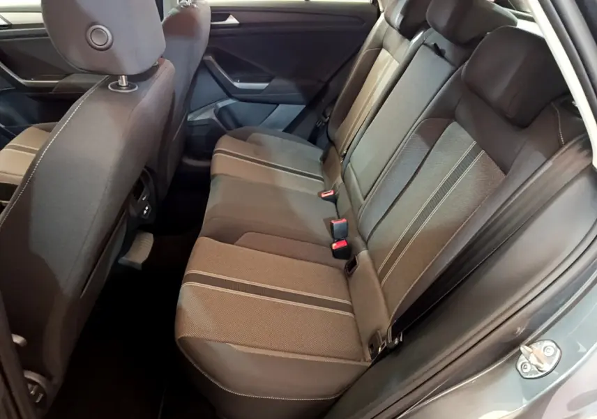 Vue intérieure côté droit sur la banquette arrière grise du Volkswagen T-Roc 1.0 TSI 110 Lounge Business 2021.