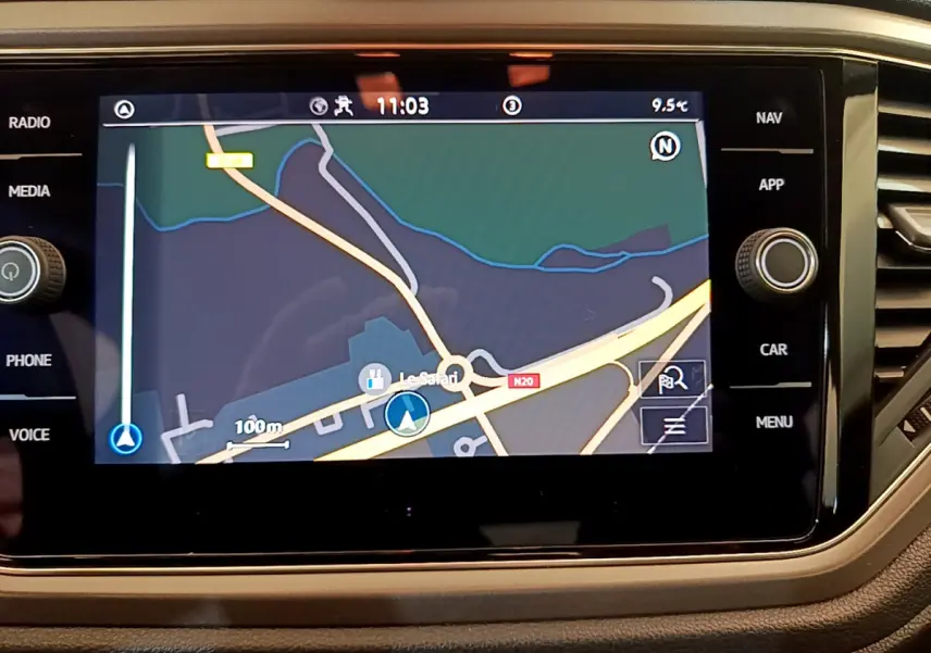 Écran tactile de navigation 8 pouces du Volkswagen T-Roc 1.0 TSI 110 Lounge Business, vue rapprochée du tableau de bord.