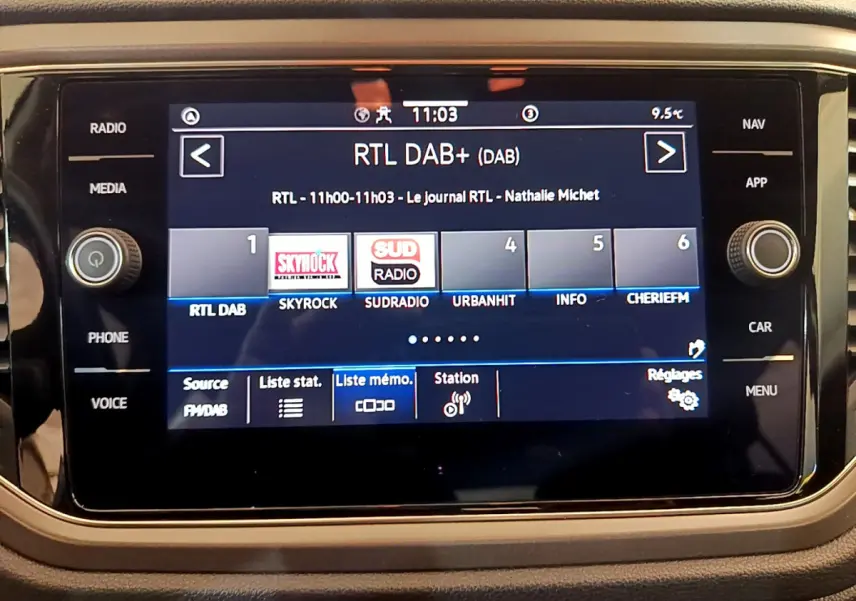 Écran tactile central du Volkswagen T-Roc 2021 affichant la radio numérique RTL DAB+ en intérieur noir.