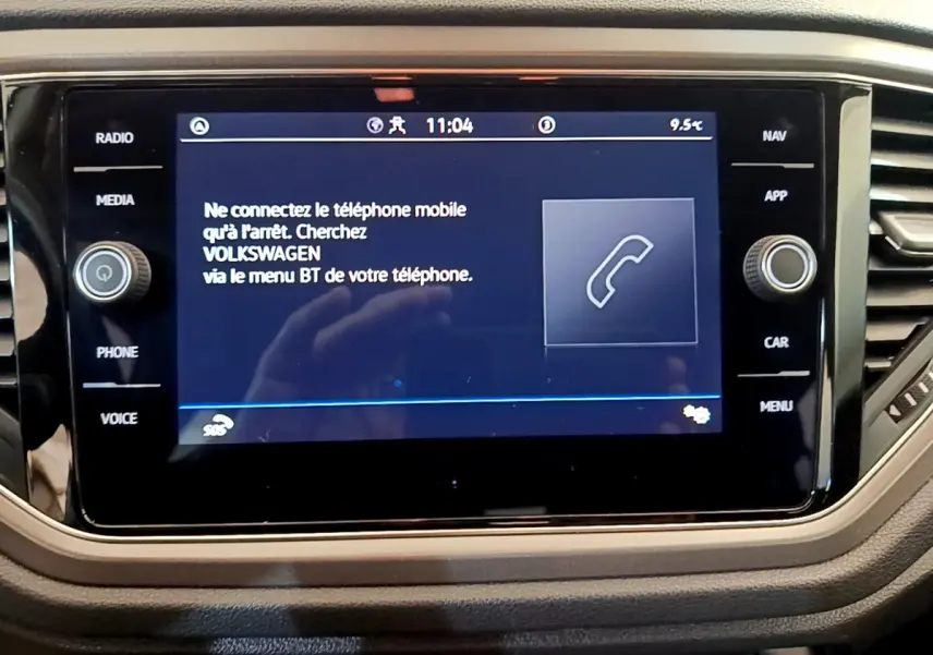 Écran tactile central du Volkswagen T-Roc 2021 affichant une notification Bluetooth, vue de face intérieure.