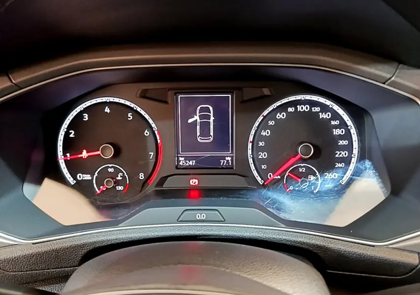 Tableau de bord du Volkswagen T-Roc 1.0 TSI 110 Lounge Business, affichage digital central et compteurs analogiques.