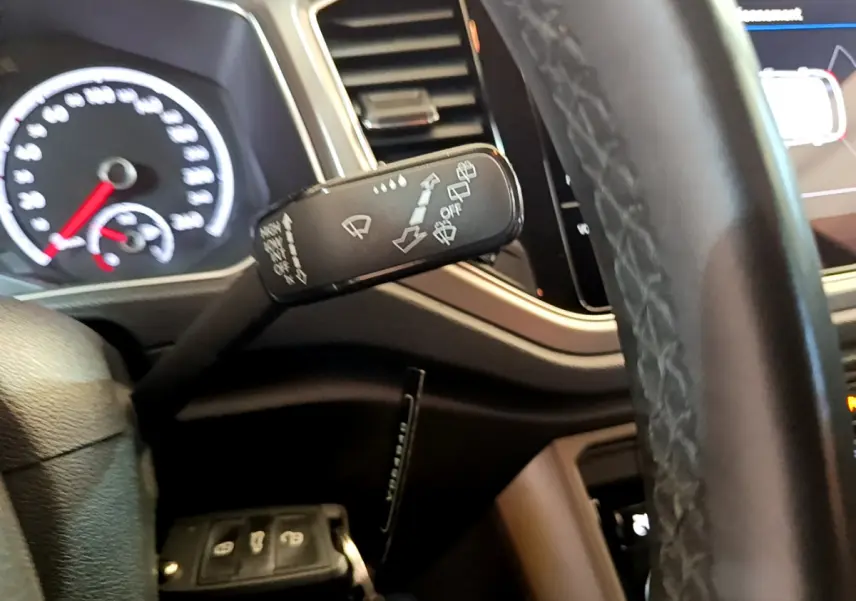 Gros plan sur la manette d’essuie-glace côté gauche du tableau de bord du Volkswagen T-Roc gris foncé 2021.