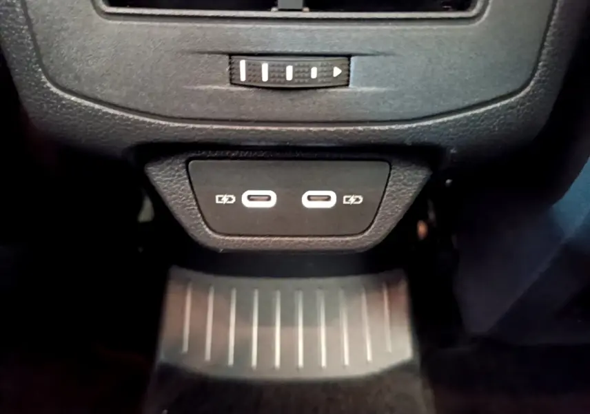 Gros plan sur les deux ports USB-C de recharge situés à l'arrière de la console centrale du Volkswagen T-Roc gris foncé.