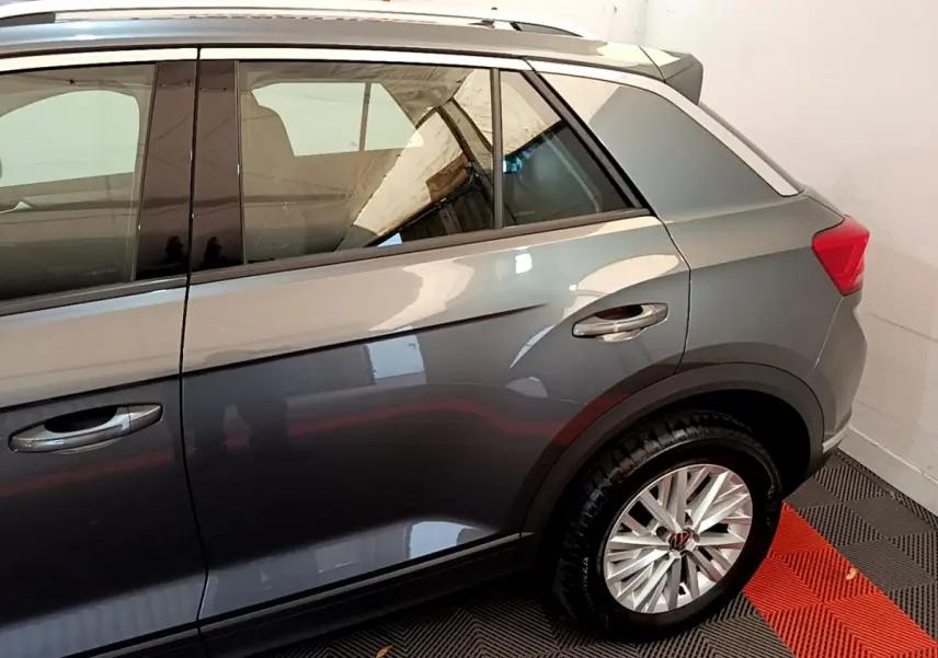 Vue latérale droite du Volkswagen T-Roc gris foncé, mettant en valeur la porte arrière et la roue arrière alliage.