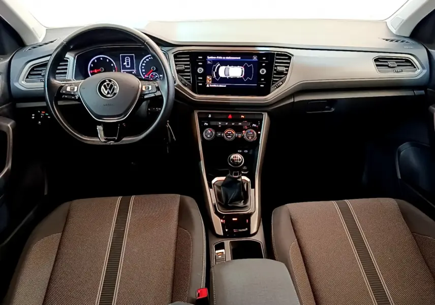 Vue intérieure avant du Volkswagen T-Roc 1.0 TSI 110 Lounge Business 2021, tableau de bord et volant cuir noir.