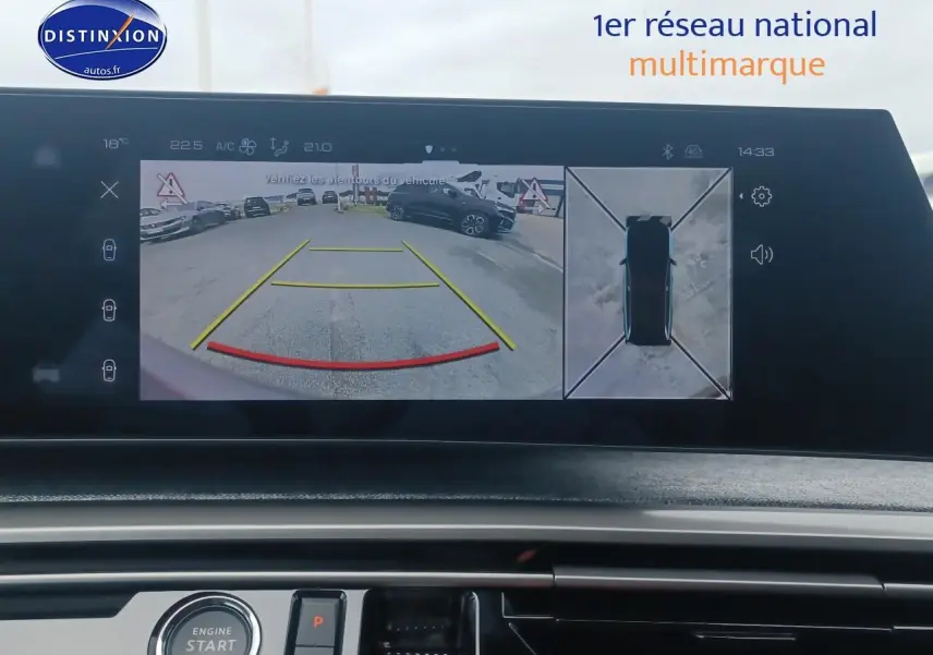 Écran tactile intérieur montrant la caméra de recul et vue 360° du Peugeot 5008 gris Artense, version Hybrid 145 allure.