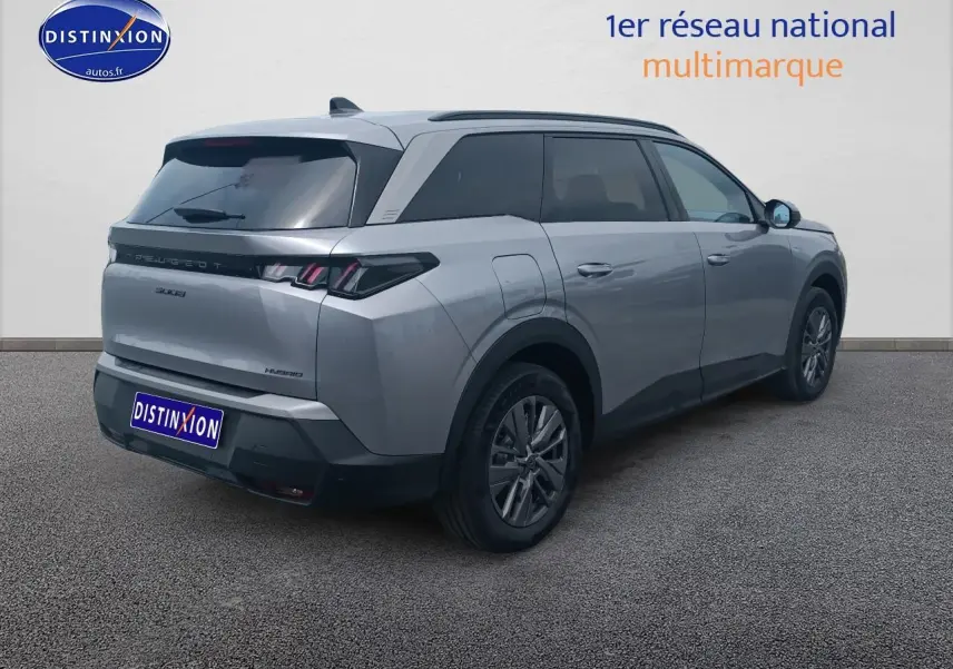 Peugeot 5008 Hybrid 145 allure e-dcs6 gris artense, vue 3/4 arrière côté droit, vitres surteintées et jantes alu.