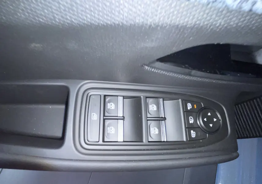 Gros plan sur la commande de l'essuie-glace intérieur d'une Renault Clio VI gris Rafale, avec réglages visibles.
