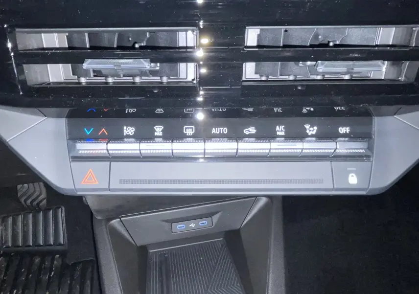 Gros plan sur les commandes multifonctions au volant côté gauche de la Renault Clio VI TCe 115ch Techno, intérieur noir.