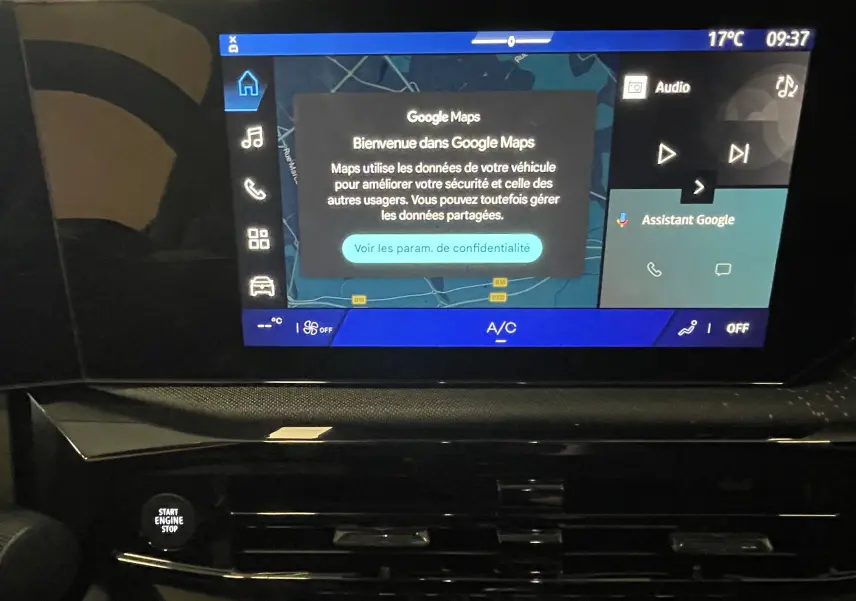 Vue intérieure arrière côté droit de la Renault Clio VI TCE 115ch Techno, sièges noirs avec tissu texturé et ceinture de sécurité.