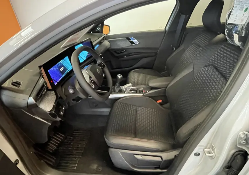 Vue rapprochée de l’écran tactile central de la Renault Clio VI gris Rafale, affichant les applications Android Auto et Apple CarPlay.