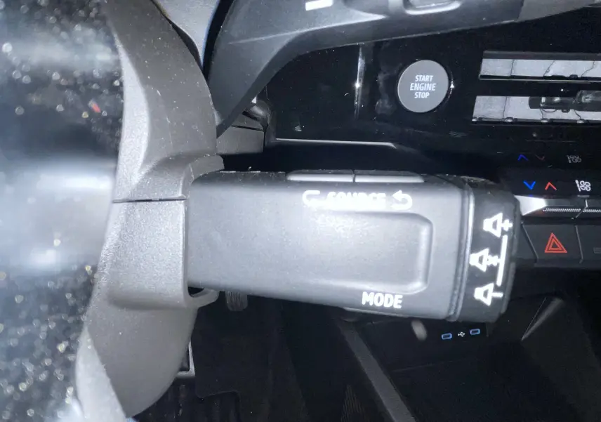 Vue rapprochée de la console centrale de la Renault Clio VI TCE 115ch Techno, montrant les commandes de climatisation et ports USB.