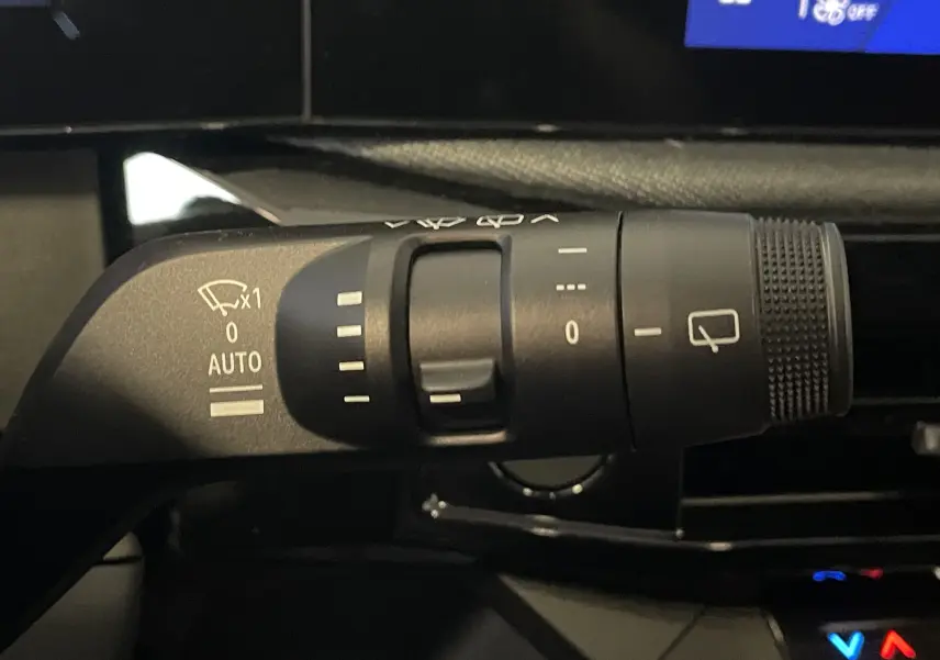 Gros plan sur la console centrale de la Renault Clio VI gris Rafale, montrant les ports USB et le tapis antidérapant.