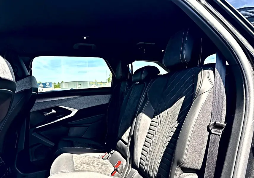 Vue intérieure côté droit des sièges arrière en tissu et cuir noir du Peugeot 5008 Hybrid 145 GT 2025.