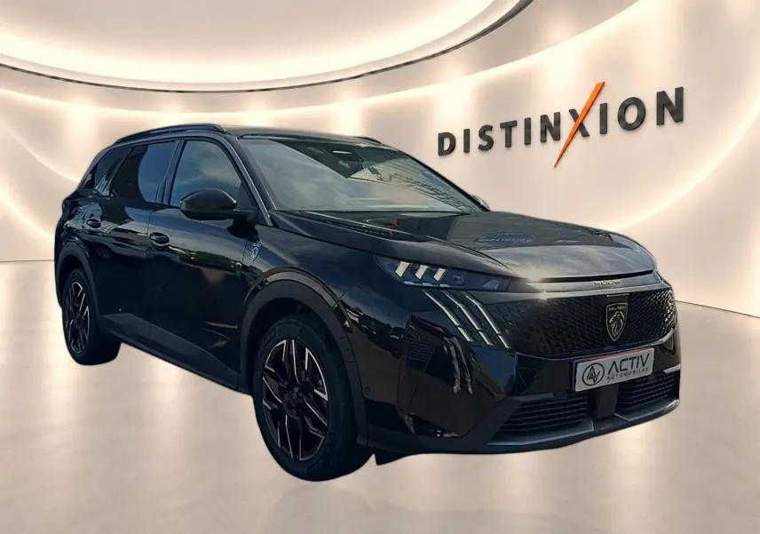 Peugeot 5008 Hybrid 145 GT noir, vue 3/4 avant droit, avec calandre distinctive et jantes alliage noires.