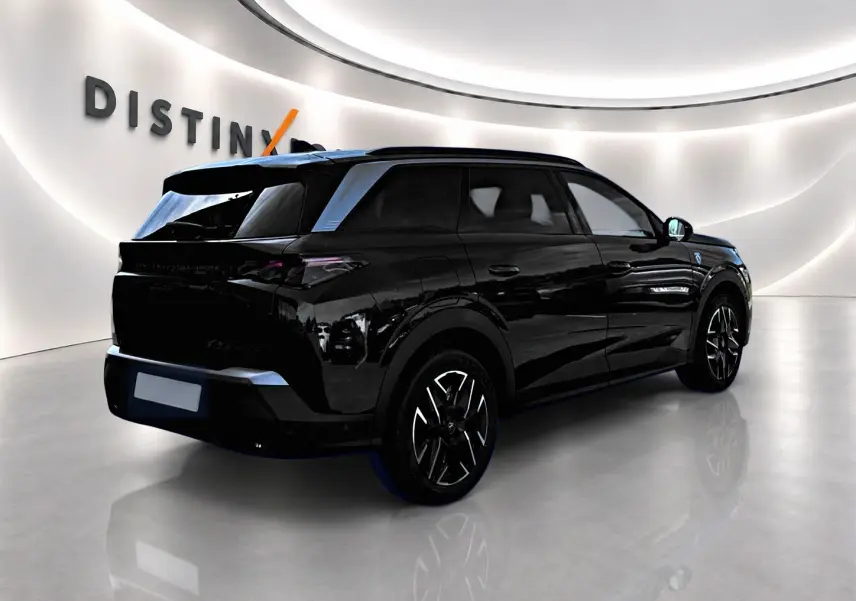 Vue 3/4 arrière droite d’un Peugeot 5008 Hybrid 145 GT noir, avec jantes alu et toit noir brillant en showroom.