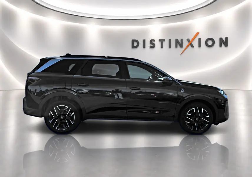 Peugeot 5008 Hybrid 145 GT noir vue de profil côté gauche, jantes alu noires et logo Distinxion en arrière-plan.