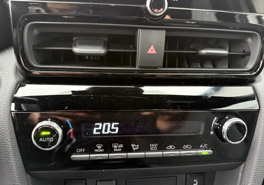 Panneau de commande de climatisation automatique de la Toyota Yaris Cross 130 CH Design 2025 en noir brillant.