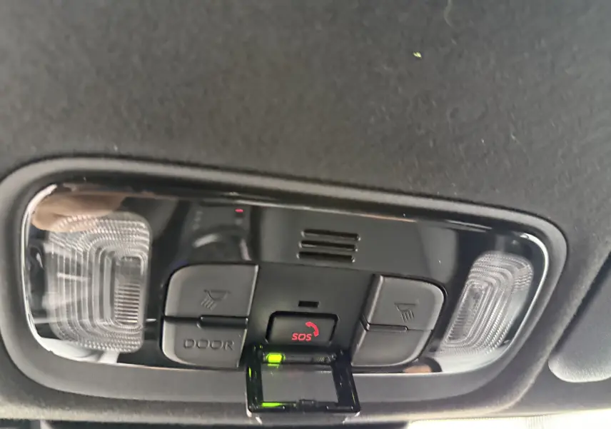 Plafonnier intérieur noir de Toyota Yaris Cross 130 CH Design MY25 avec boutons d'éclairage et alerte SOS allumée.