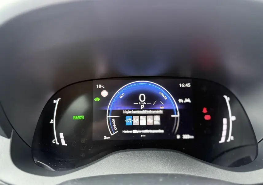 Tableau de bord numérique de la Toyota Yaris Cross 130 CH Design MY25 affichant la vitesse à 0 km/h et indicateurs hybrides.