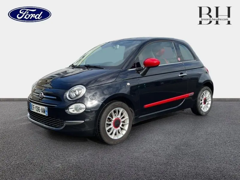 Vue 3/4 avant droite d'une Fiat 500 noire avec détails rouges sur les rétroviseurs et bas de porte.