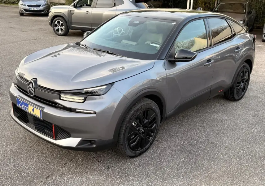 Citroën C4 hybride gris Mercury vue 3/4 avant droit, avec jantes noires et calandre au design épuré.