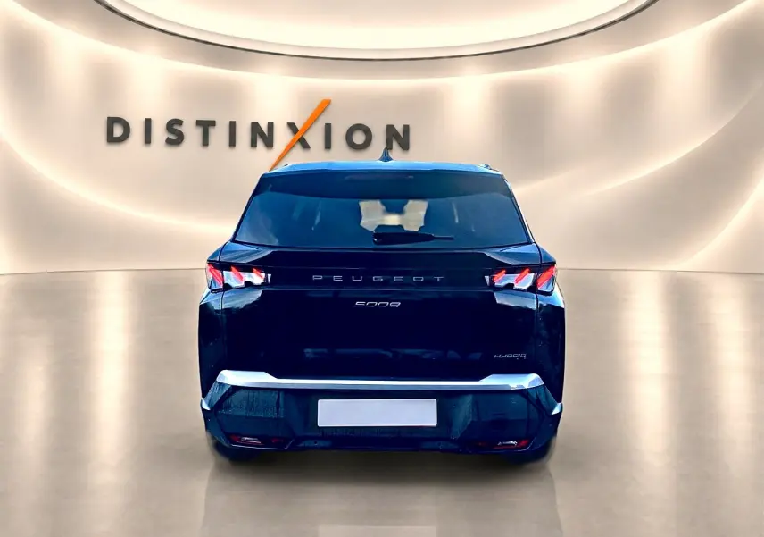 Vue arrière du Peugeot 5008 Hybrid noir 2025, avec feux LED caractéristiques et logo distinctif sur fond clair.