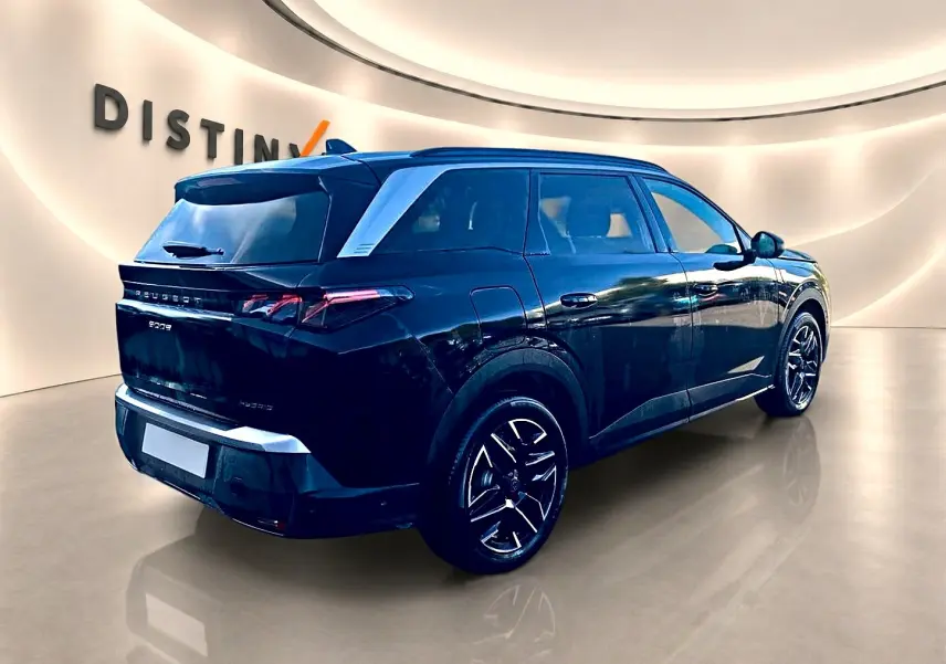 Peugeot 5008 Hybrid 145 GT noir, vue 3/4 arrière droit, jantes alu et feux arrière LED distinctifs.