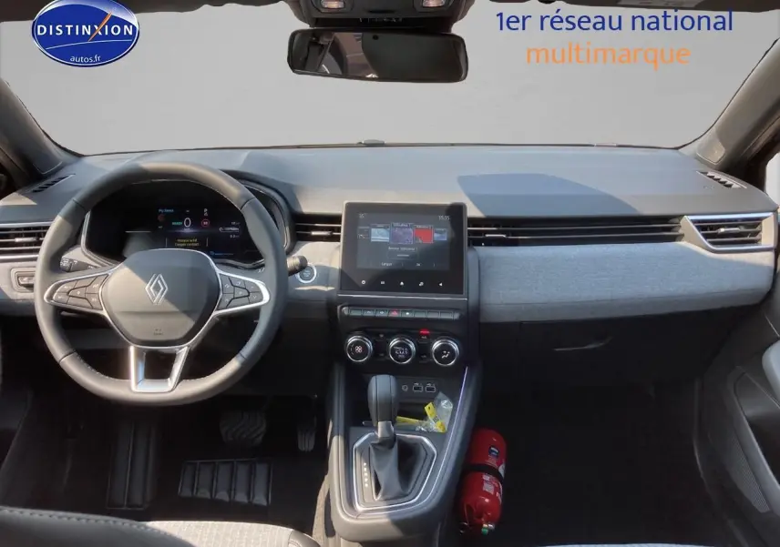 Intérieur de la Renault Clio V 1.6 e-tech 145 techno 2025, vue frontale du tableau de bord et volant noir avec écran tactile central.