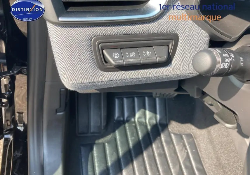 Détail du tableau de bord côté gauche avec commandes d'éclairage sur Renault Clio V noir étoile 2025