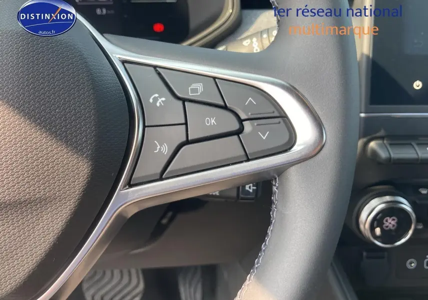 Gros plan sur les commandes du volant côté gauche d'une Renault Clio V 1.6 e-tech 145 techno 2025.