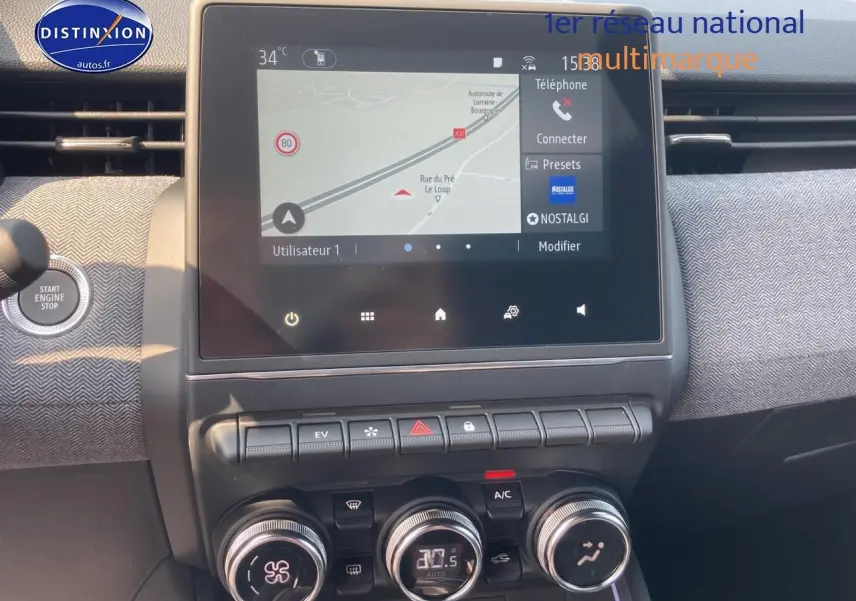 Tableau de bord de Renault Clio V 1.6 e-tech 145 techno 2025 avec écran tactile et commandes de climatisation.