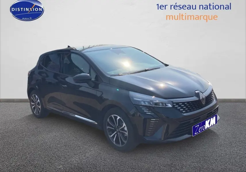 Renault Clio V noir étoile vue 3/4 avant droit avec jantes alu et calandre chromée sur fond neutre.