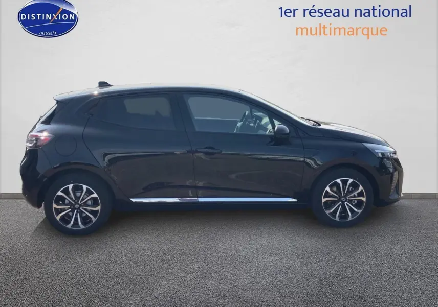 Profil droit d'une Renault Clio V 1.6 e-tech 145 techno noire étoile avec jantes alu et vitres surteintées.