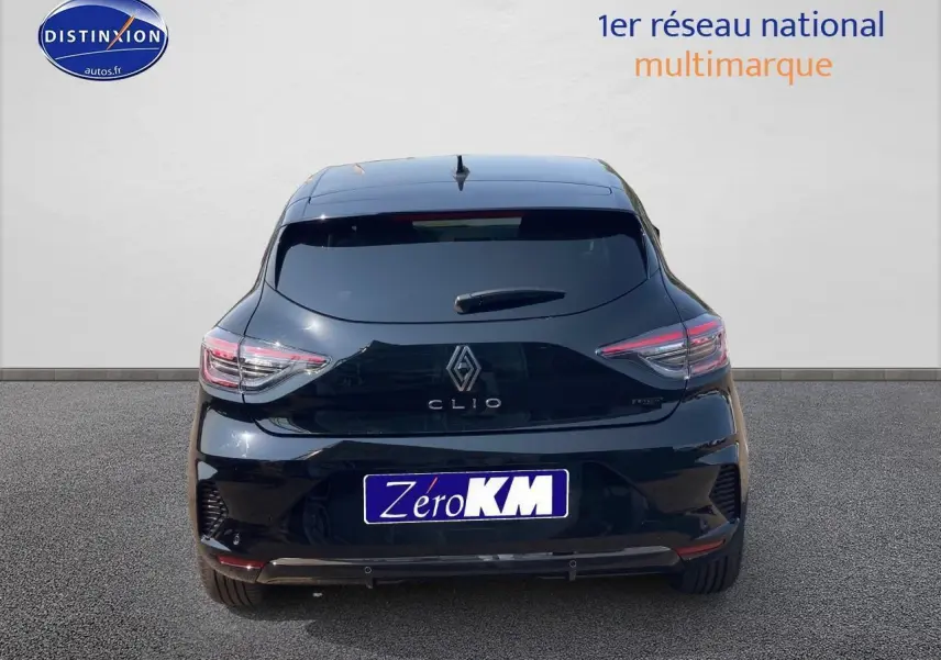Vue arrière de la Renault Clio V noire Étoile avec feux LED et lunette arrière surteintée.