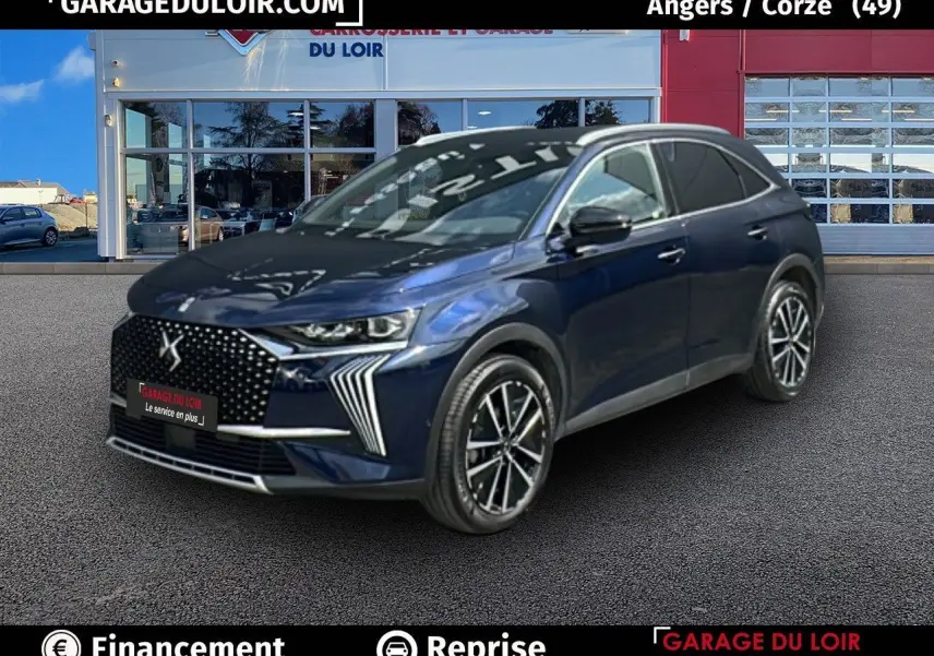 DS7 7 BlueHDi 130 EAT8 Rivoli bleu saphir en 3/4 avant avec calandre DS pixel LED et jantes alliage 19 pouces.