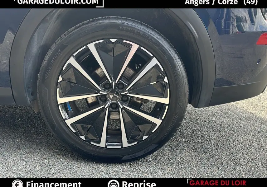 Gros plan sur la jante alliage 19'' Edinburgh noire et argentée du DS7 Bleu Saphir côté arrière droit.