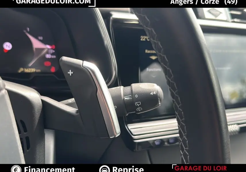 Gros plan sur la palette de changement de vitesse côté droit du volant en cuir noir du DS7 Bleu Saphir 2024.