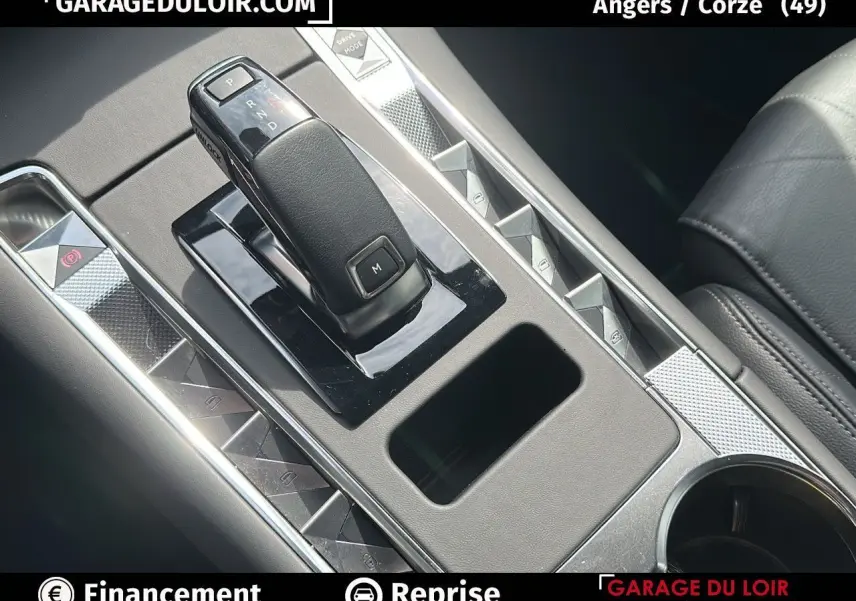 Le levier de vitesses noir et la console centrale en cuir noir du DS7 7 BlueHDi 130 EAT8 Rivoli.