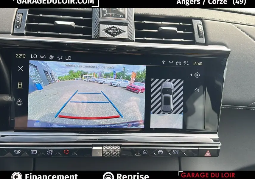 Écran tactile du système de caméra de recul du DS7 Bleu Saphir, affichant l'aide au stationnement arrière.