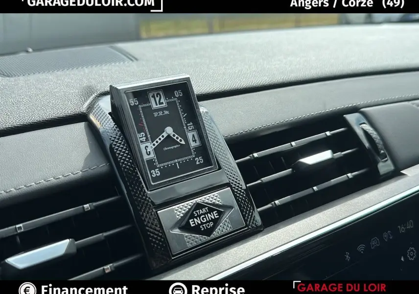 Gros plan sur la montre BRM et le bouton Start Engine du tableau de bord noir Basalte du DS7 Bleu Saphir 2024.