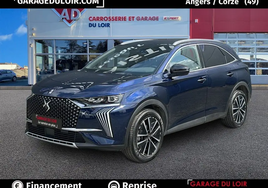 DS7 7 BlueHDi 130 EAT8 Rivoli bleu saphir en 3/4 avant droit avec calandre noire à pampilles chromées et jantes 19 pouces.