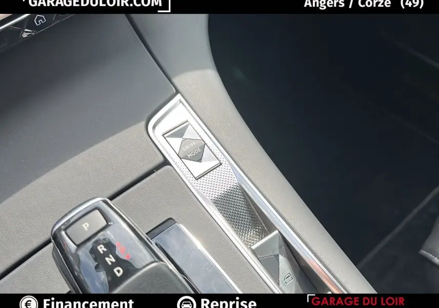 Gros plan sur la console centrale du DS7 Bleu Saphir montrant le sélecteur de boîte manuelle et le bouton Drive Mode.