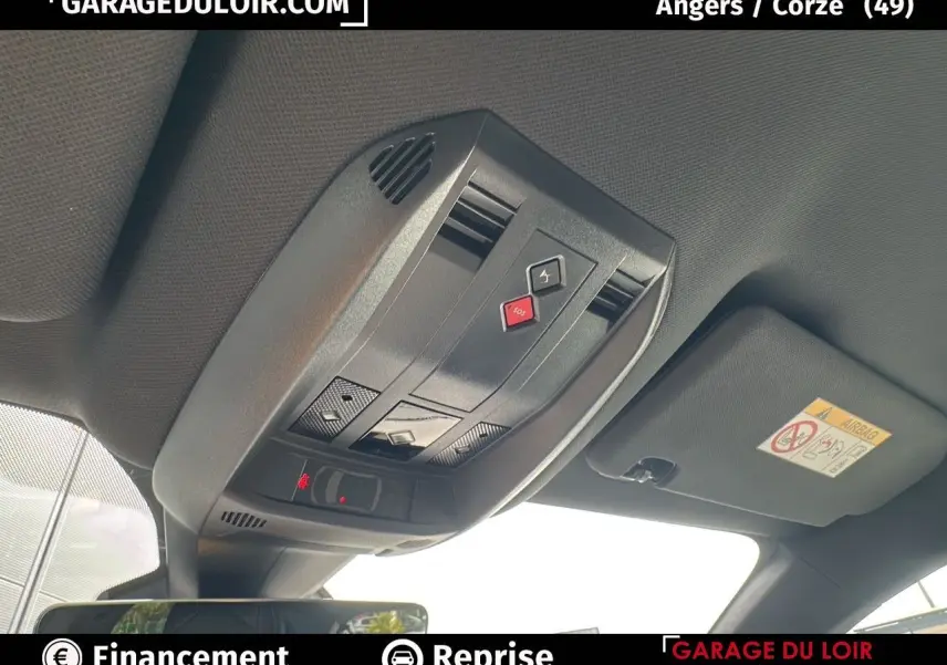 Plafonnier intérieur avec commandes SOS et éclairage, vue du toit du DS7 Bleu Saphir 2024.