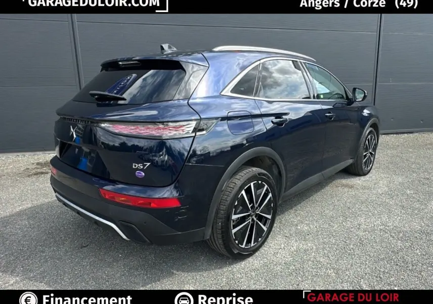 Vue 3/4 arrière droite d'un DS7 bleu saphir avec jantes alliage 19'' et feux arrière 3D écailles distinctifs.